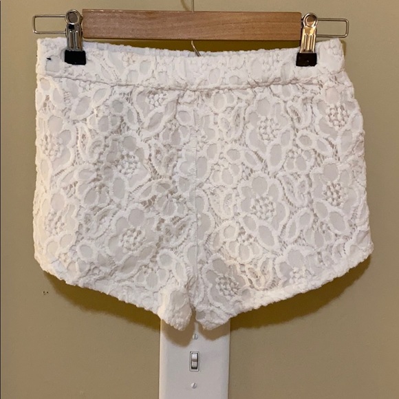 Crochet Floral Shorts Hollister - Picture 3 of 4